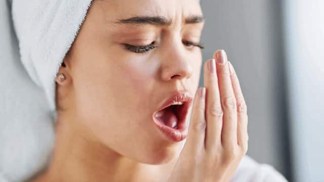 Cum se tratează mirosul neplăcut al respirației: Sfaturi pentru halitoză și pentru înlăturarea ei