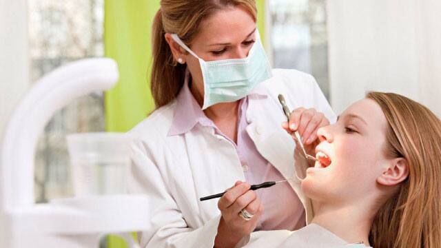 Care este costul unui periaj dentar profesional?